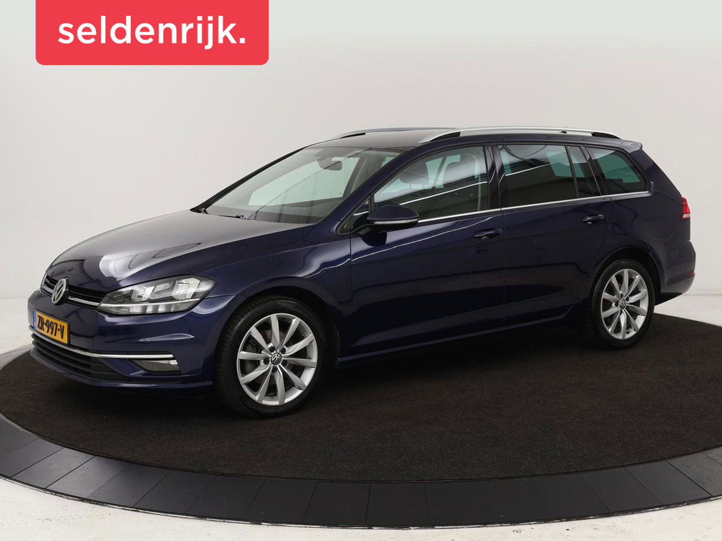 Volkswagen Golf 1.0 TSI Highline | Stoelverwarming | Trekhaak | Massage | Carplay | Adaptive cruise | Active Info Display | Navigatie | Parkeerhulp | Climate control