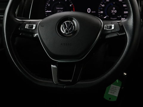 Volkswagen Golf 1.0 TSI Highline | Stoelverwarming | Trekhaak | Massage | Carplay | Adaptive cruise | Active Info Display | Navigatie | Parkeerhulp | Climate control