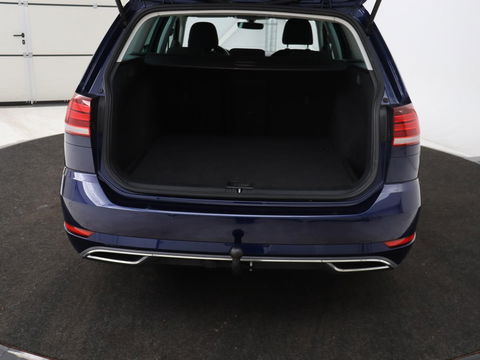 Volkswagen Golf 1.0 TSI Highline | Stoelverwarming | Trekhaak | Massage | Carplay | Adaptive cruise | Active Info Display | Navigatie | Parkeerhulp | Climate control