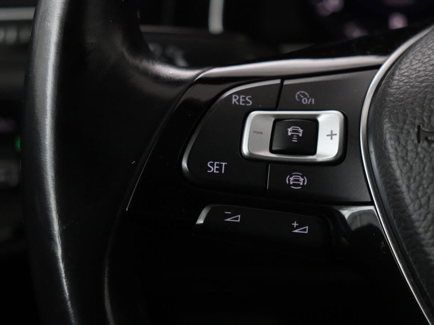 Volkswagen Golf 1.0 TSI Highline | Stoelverwarming | Trekhaak | Massage | Carplay | Adaptive cruise | Active Info Display | Navigatie | Parkeerhulp | Climate control