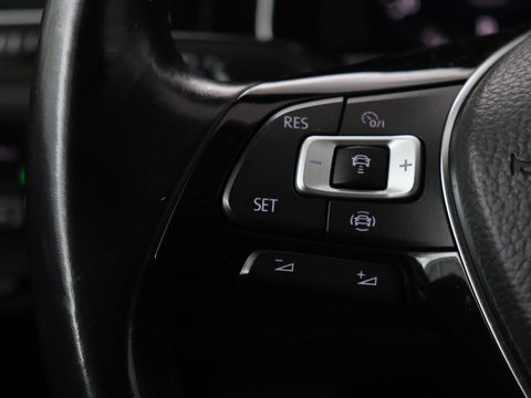 Volkswagen Golf 1.0 TSI Highline | Stoelverwarming | Trekhaak | Massage | Carplay | Adaptive cruise | Active Info Display | Navigatie | Parkeerhulp | Climate control