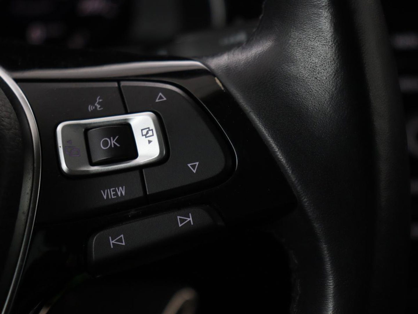 Volkswagen Golf 1.0 TSI Highline | Stoelverwarming | Trekhaak | Massage | Carplay | Adaptive cruise | Active Info Display | Navigatie | Parkeerhulp | Climate control