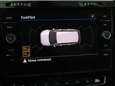 Volkswagen Golf 1.0 TSI Highline | Stoelverwarming | Trekhaak | Massage | Carplay | Adaptive cruise | Active Info Display | Navigatie | Parkeerhulp | Climate control