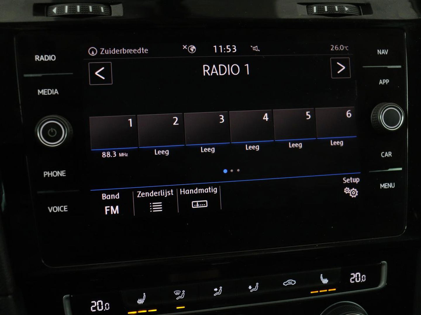 Volkswagen Golf 1.0 TSI Highline | Stoelverwarming | Trekhaak | Massage | Carplay | Adaptive cruise | Active Info Display | Navigatie | Parkeerhulp | Climate control