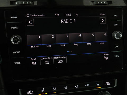 Volkswagen Golf 1.0 TSI Highline | Stoelverwarming | Trekhaak | Massage | Carplay | Adaptive cruise | Active Info Display | Navigatie | Parkeerhulp | Climate control