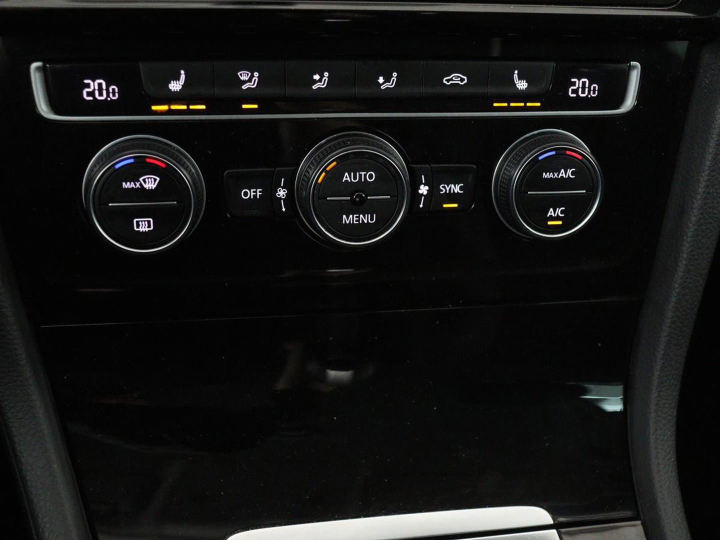 Volkswagen Golf 1.0 TSI Highline | Stoelverwarming | Trekhaak | Massage | Carplay | Adaptive cruise | Active Info Display | Navigatie | Parkeerhulp | Climate control