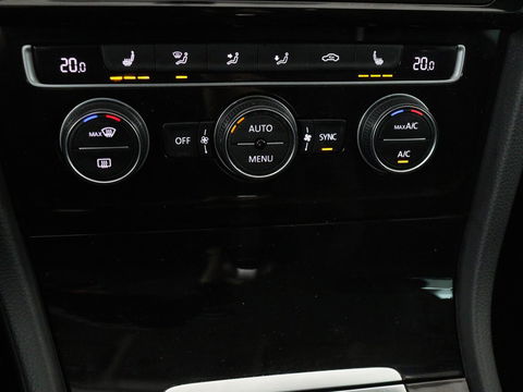 Volkswagen Golf 1.0 TSI Highline | Stoelverwarming | Trekhaak | Massage | Carplay | Adaptive cruise | Active Info Display | Navigatie | Parkeerhulp | Climate control