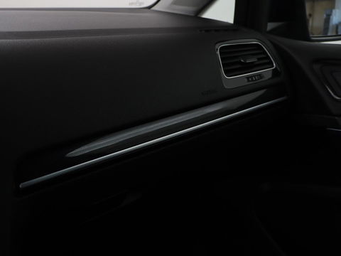 Volkswagen Golf 1.0 TSI Highline | Stoelverwarming | Trekhaak | Massage | Carplay | Adaptive cruise | Active Info Display | Navigatie | Parkeerhulp | Climate control