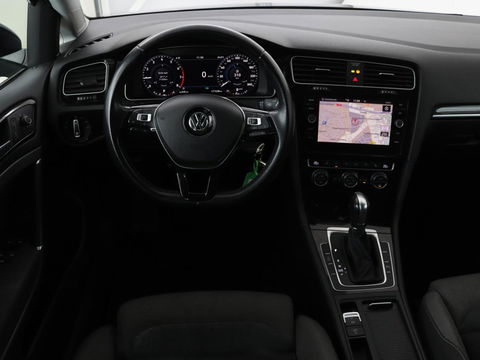 Volkswagen Golf 1.0 TSI Highline | Stoelverwarming | Trekhaak | Massage | Carplay | Adaptive cruise | Active Info Display | Navigatie | Parkeerhulp | Climate control