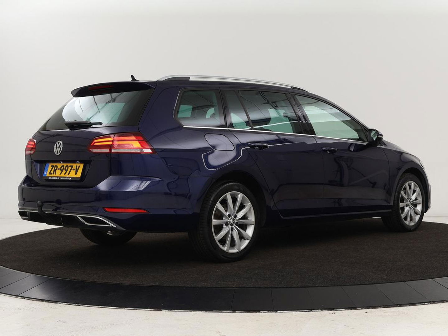 Volkswagen Golf 1.0 TSI Highline | Stoelverwarming | Trekhaak | Massage | Carplay | Adaptive cruise | Active Info Display | Navigatie | Parkeerhulp | Climate control