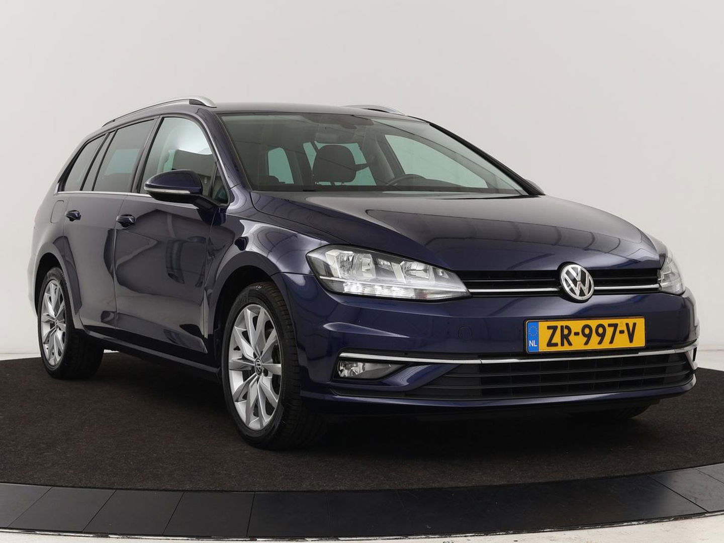 Volkswagen Golf 1.0 TSI Highline | Stoelverwarming | Trekhaak | Massage | Carplay | Adaptive cruise | Active Info Display | Navigatie | Parkeerhulp | Climate control