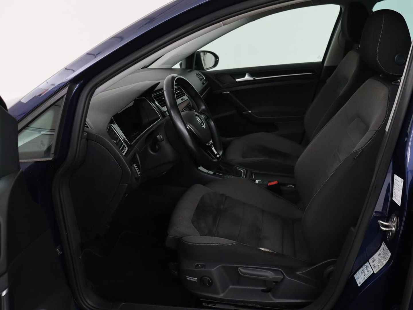 Volkswagen Golf 1.0 TSI Highline | Stoelverwarming | Trekhaak | Massage | Carplay | Adaptive cruise | Active Info Display | Navigatie | Parkeerhulp | Climate control