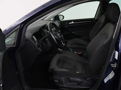 Volkswagen Golf 1.0 TSI Highline | Stoelverwarming | Trekhaak | Massage | Carplay | Adaptive cruise | Active Info Display | Navigatie | Parkeerhulp | Climate control