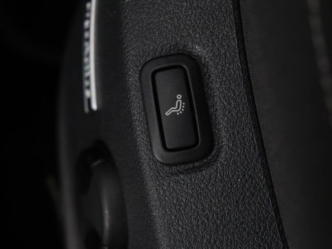 Volkswagen Golf 1.0 TSI Highline | Stoelverwarming | Trekhaak | Massage | Carplay | Adaptive cruise | Active Info Display | Navigatie | Parkeerhulp | Climate control