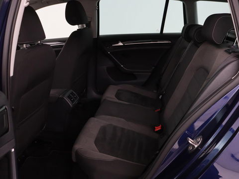 Volkswagen Golf 1.0 TSI Highline | Stoelverwarming | Trekhaak | Massage | Carplay | Adaptive cruise | Active Info Display | Navigatie | Parkeerhulp | Climate control