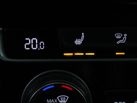 Volkswagen Golf 1.0 TSI Highline | Stoelverwarming | Trekhaak | Massage | Carplay | Adaptive cruise | Active Info Display | Navigatie | Parkeerhulp | Climate control