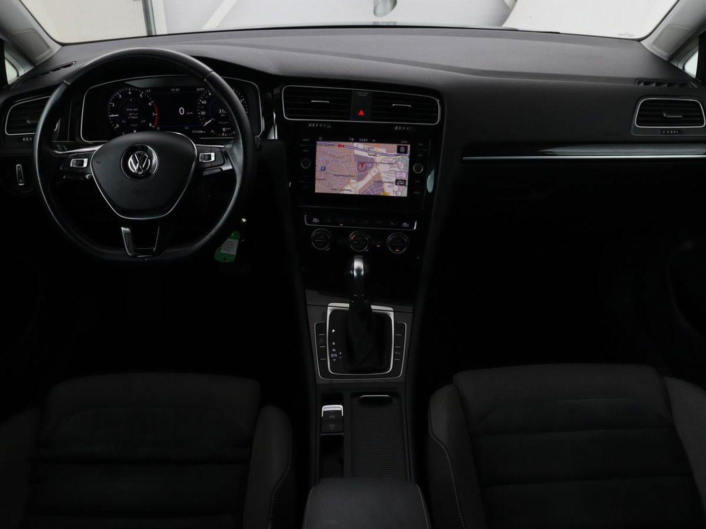 Volkswagen Golf 1.0 TSI Highline | Stoelverwarming | Trekhaak | Massage | Carplay | Adaptive cruise | Active Info Display | Navigatie | Parkeerhulp | Climate control