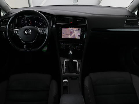 Volkswagen Golf 1.0 TSI Highline | Stoelverwarming | Trekhaak | Massage | Carplay | Adaptive cruise | Active Info Display | Navigatie | Parkeerhulp | Climate control