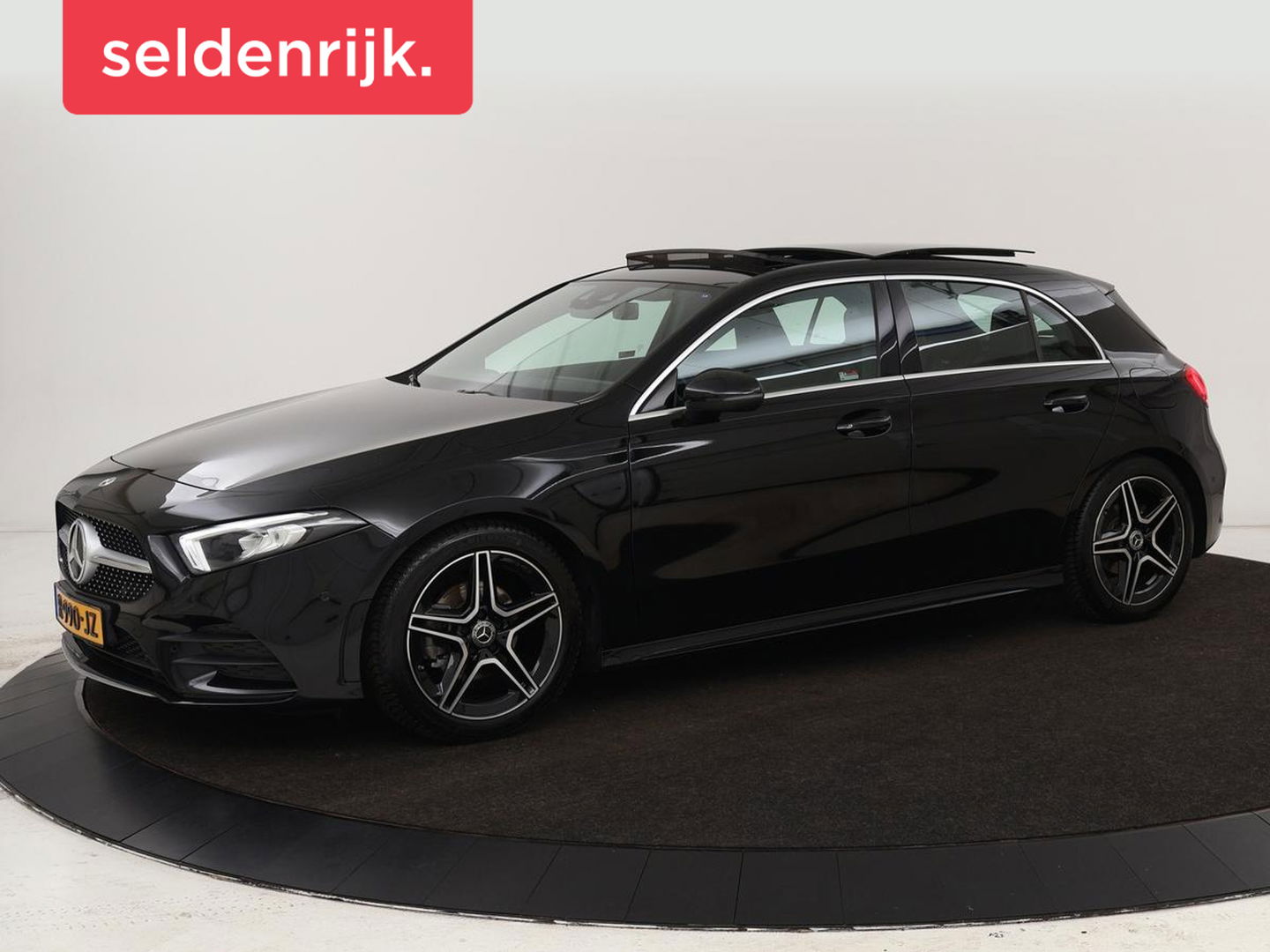 Mercedes-Benz A-Klasse 180 AMG | Panoramadak | Stoelverwarming | Carplay | Widescreen | Leder/Alcanatara | Navigatie | Full LED | Park Assist
