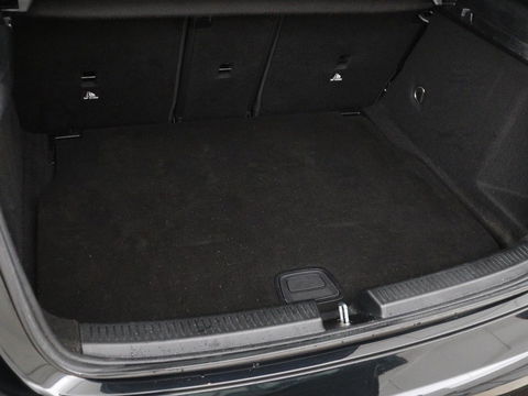 Mercedes-Benz A-Klasse 180 AMG | Panoramadak | Stoelverwarming | Carplay | Widescreen | Leder/Alcanatara | Navigatie | Full LED | Park Assist