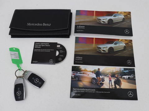 Mercedes-Benz A-Klasse 180 AMG | Panoramadak | Stoelverwarming | Carplay | Widescreen | Leder/Alcanatara | Navigatie | Full LED | Park Assist