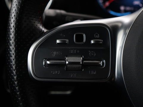 Mercedes-Benz A-Klasse 180 AMG | Panoramadak | Stoelverwarming | Carplay | Widescreen | Leder/Alcanatara | Navigatie | Full LED | Park Assist