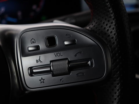 Mercedes-Benz A-Klasse 180 AMG | Panoramadak | Stoelverwarming | Carplay | Widescreen | Leder/Alcanatara | Navigatie | Full LED | Park Assist