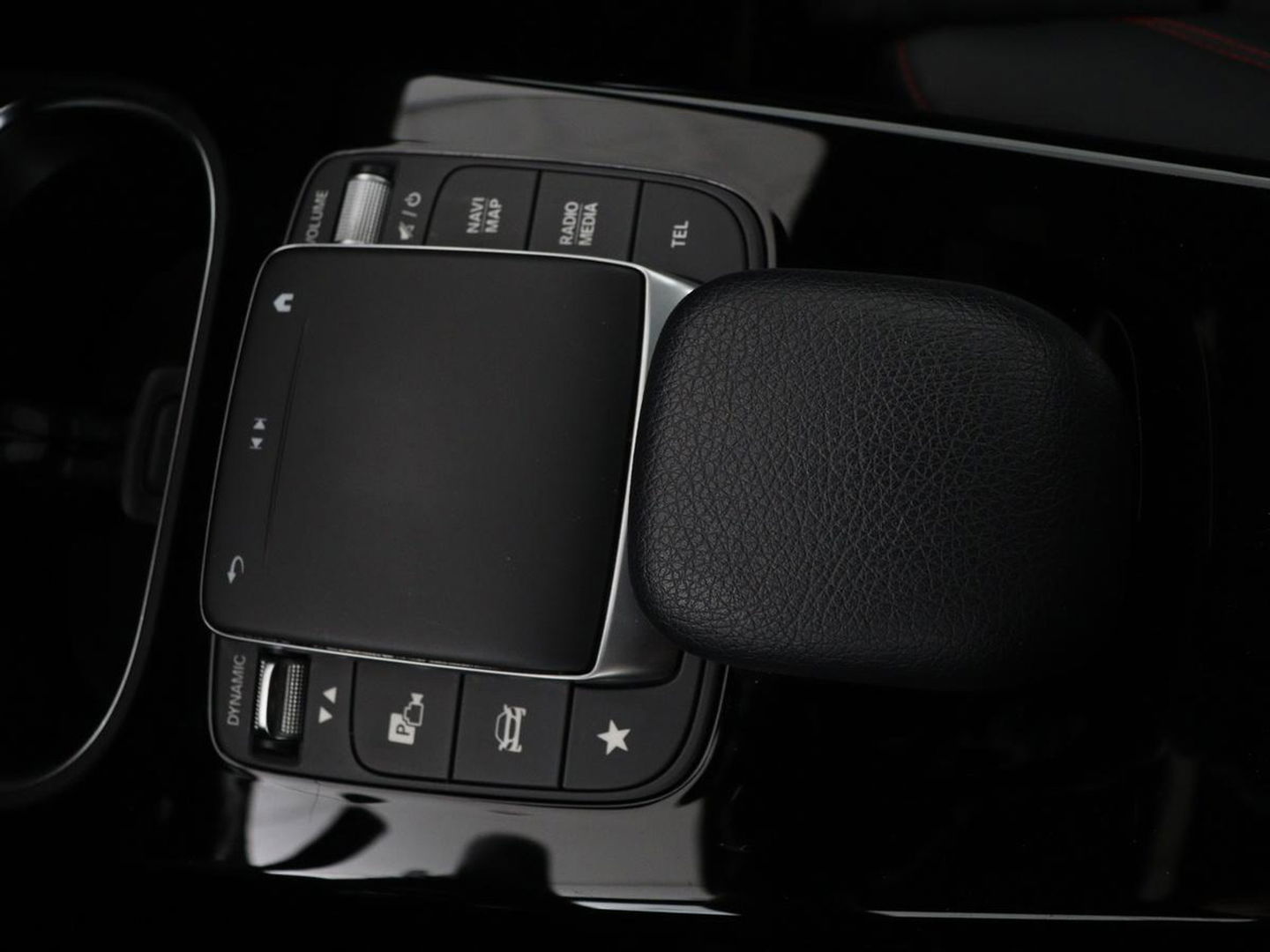 Mercedes-Benz A-Klasse 180 AMG | Panoramadak | Stoelverwarming | Carplay | Widescreen | Leder/Alcanatara | Navigatie | Full LED | Park Assist