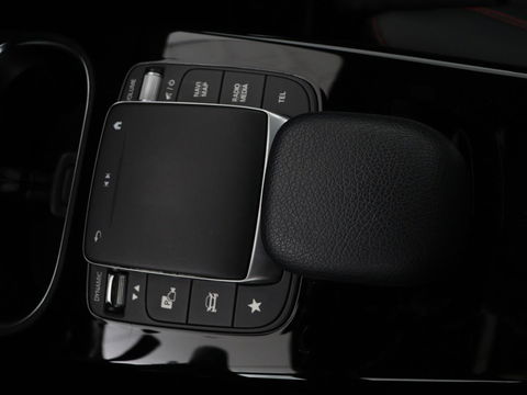 Mercedes-Benz A-Klasse 180 AMG | Panoramadak | Stoelverwarming | Carplay | Widescreen | Leder/Alcanatara | Navigatie | Full LED | Park Assist