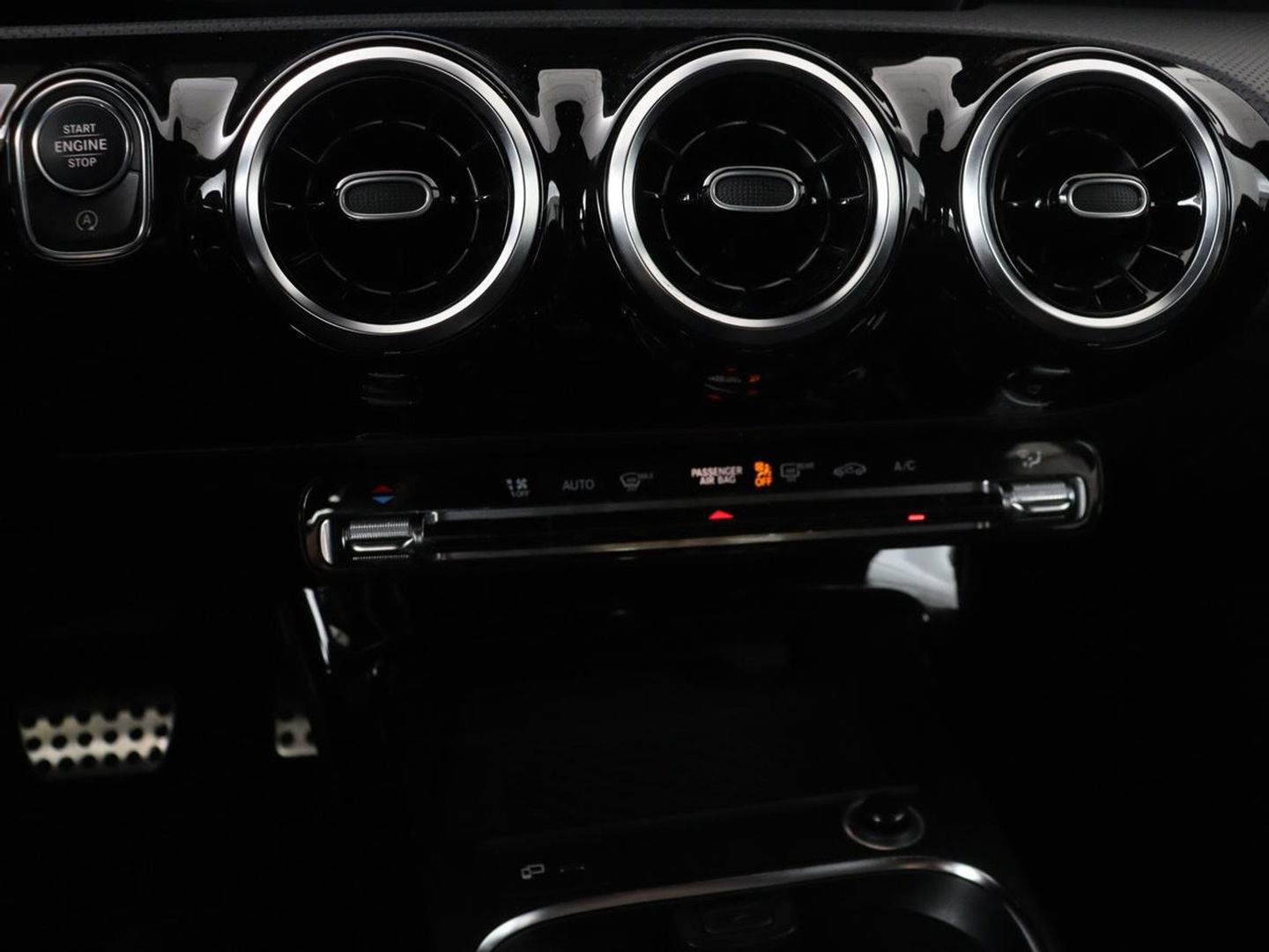 Mercedes-Benz A-Klasse 180 AMG | Panoramadak | Stoelverwarming | Carplay | Widescreen | Leder/Alcanatara | Navigatie | Full LED | Park Assist