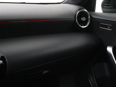 Mercedes-Benz A-Klasse 180 AMG | Panoramadak | Stoelverwarming | Carplay | Widescreen | Leder/Alcanatara | Navigatie | Full LED | Park Assist