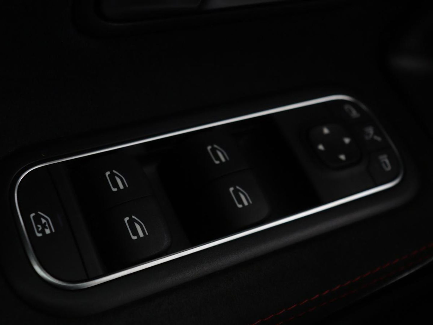 Mercedes-Benz A-Klasse 180 AMG | Panoramadak | Stoelverwarming | Carplay | Widescreen | Leder/Alcanatara | Navigatie | Full LED | Park Assist