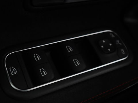 Mercedes-Benz A-Klasse 180 AMG | Panoramadak | Stoelverwarming | Carplay | Widescreen | Leder/Alcanatara | Navigatie | Full LED | Park Assist