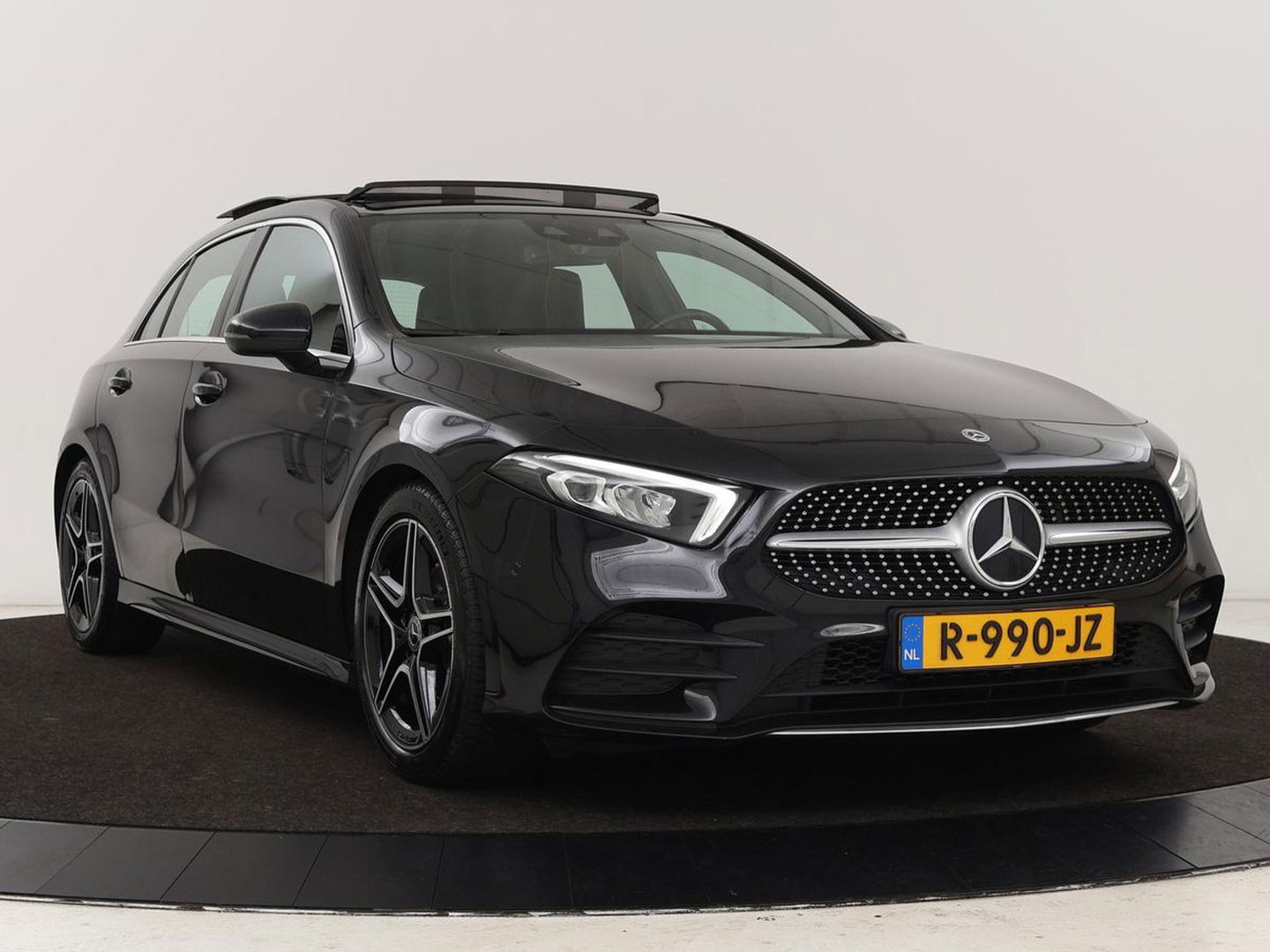 Mercedes-Benz A-Klasse 180 AMG | Panoramadak | Stoelverwarming | Carplay | Widescreen | Leder/Alcanatara | Navigatie | Full LED | Park Assist