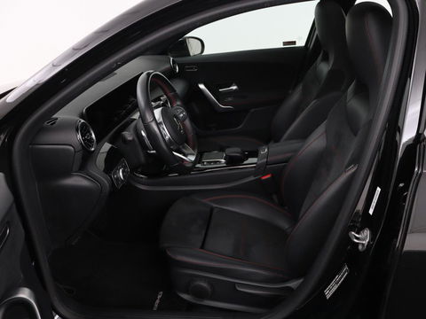 Mercedes-Benz A-Klasse 180 AMG | Panoramadak | Stoelverwarming | Carplay | Widescreen | Leder/Alcanatara | Navigatie | Full LED | Park Assist