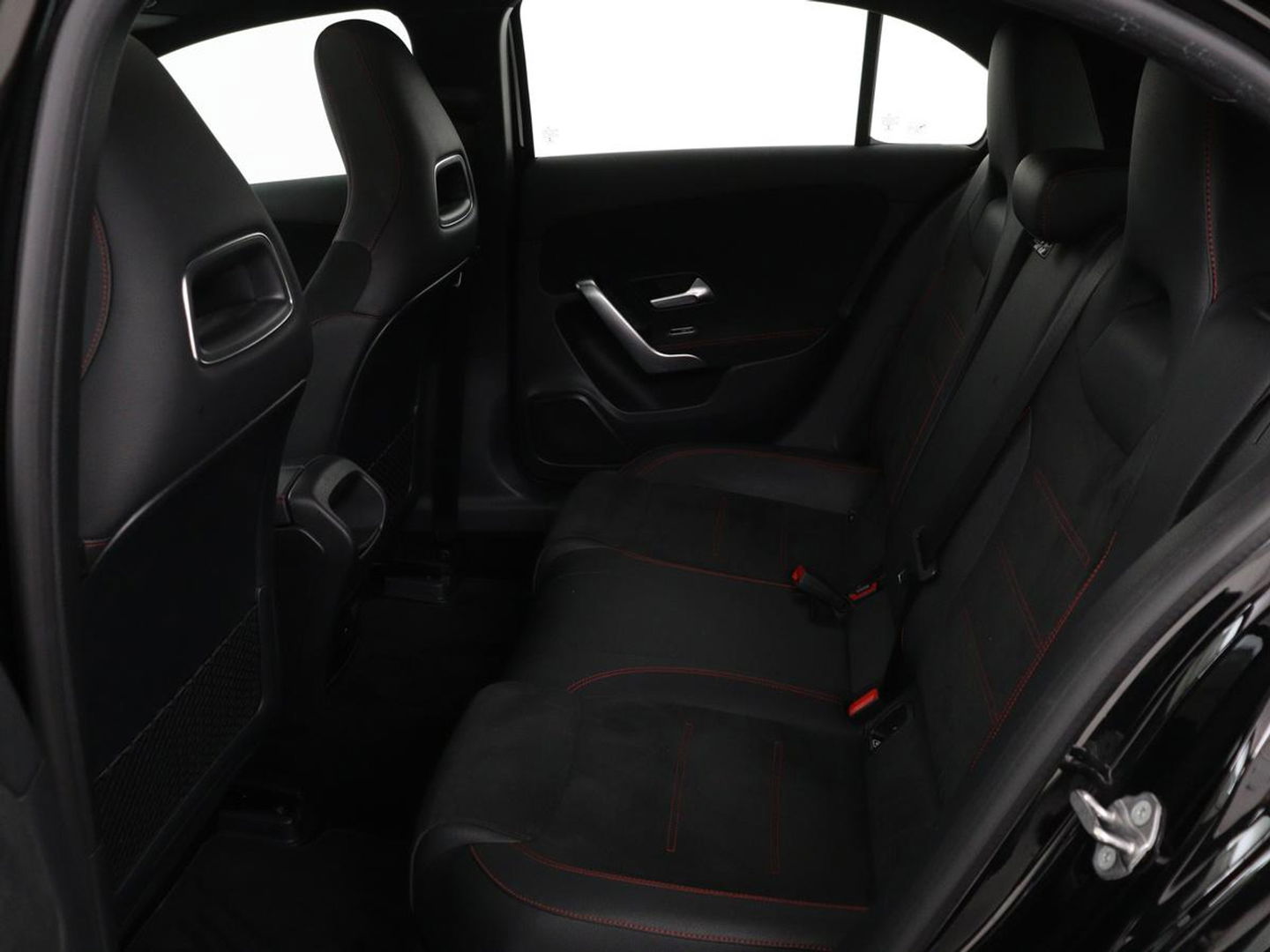 Mercedes-Benz A-Klasse 180 AMG | Panoramadak | Stoelverwarming | Carplay | Widescreen | Leder/Alcanatara | Navigatie | Full LED | Park Assist