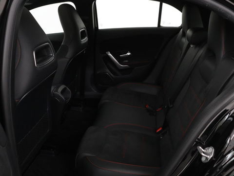 Mercedes-Benz A-Klasse 180 AMG | Panoramadak | Stoelverwarming | Carplay | Widescreen | Leder/Alcanatara | Navigatie | Full LED | Park Assist