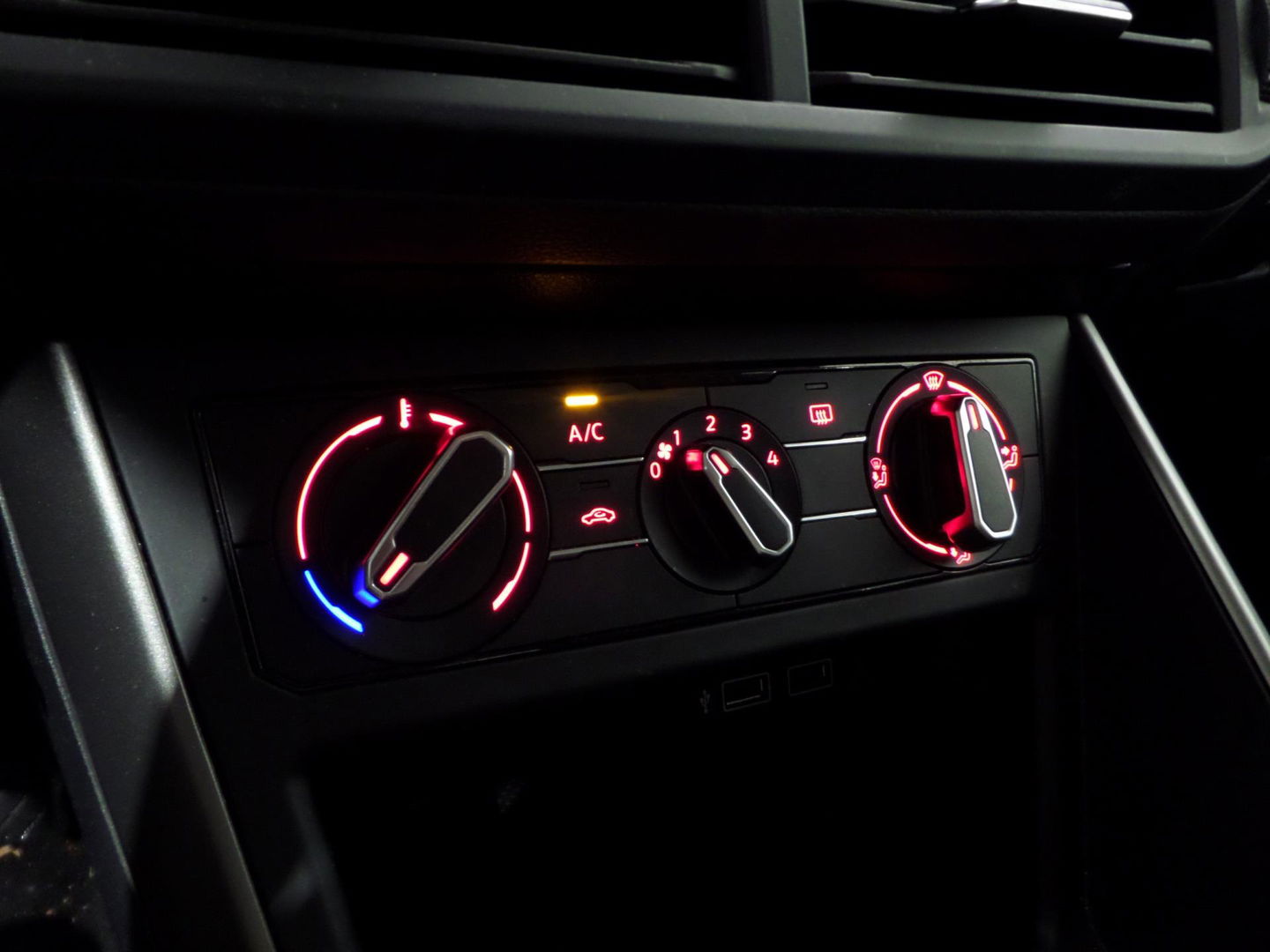 Volkswagen Polo 1.0 TSI Comfortline "Origineel NL!" Apple-Carplay 17"Velgen Adaptive-cruise, van 2e eigenaar in nieuwstaat!