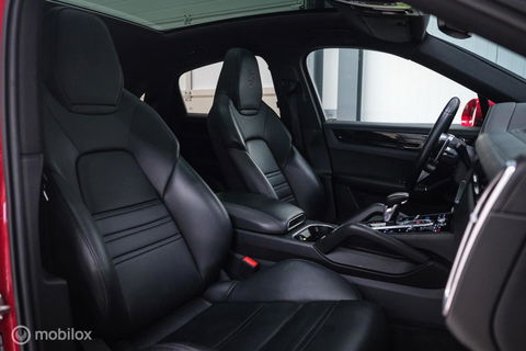 Porsche Cayenne Coupé 3.0 E-Hybrid | Karmijn Rood | Sportchrono | NL auto | Trekhaak | Adaptive | Sportstoelen | 5 zitter | Techart | GTS look | BTW a