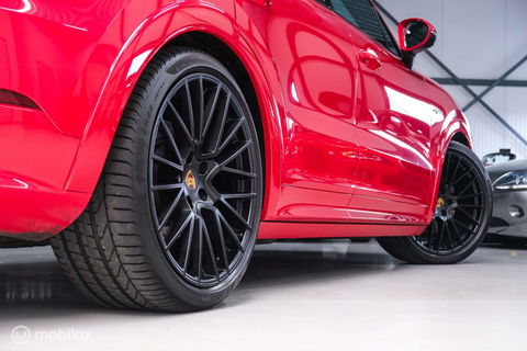 Porsche Cayenne Coupé 3.0 E-Hybrid | Karmijn Rood | Sportchrono | NL auto | Trekhaak | Adaptive | Sportstoelen | 5 zitter | Techart | GTS look | BTW a