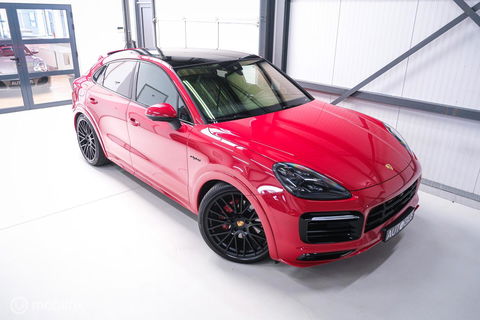 Porsche Cayenne Coupé 3.0 E-Hybrid | Karmijn Rood | Sportchrono | NL auto | Trekhaak | Adaptive | Sportstoelen | 5 zitter | Techart | GTS look | BTW a