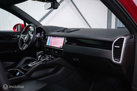 Porsche Cayenne Coupé 3.0 E-Hybrid | Karmijn Rood | Sportchrono | NL auto | Trekhaak | Adaptive | Sportstoelen | 5 zitter | Techart | GTS look | BTW a