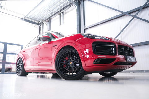 Porsche Cayenne Coupé 3.0 E-Hybrid | Karmijn Rood | Sportchrono | NL auto | Trekhaak | Adaptive | Sportstoelen | 5 zitter | Techart | GTS look | BTW a