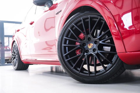 Porsche Cayenne Coupé 3.0 E-Hybrid | Karmijn Rood | Sportchrono | NL auto | Trekhaak | Adaptive | Sportstoelen | 5 zitter | Techart | GTS look | BTW a