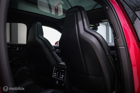 Porsche Cayenne Coupé 3.0 E-Hybrid | Karmijn Rood | Sportchrono | NL auto | Trekhaak | Adaptive | Sportstoelen | 5 zitter | Techart | GTS look | BTW a
