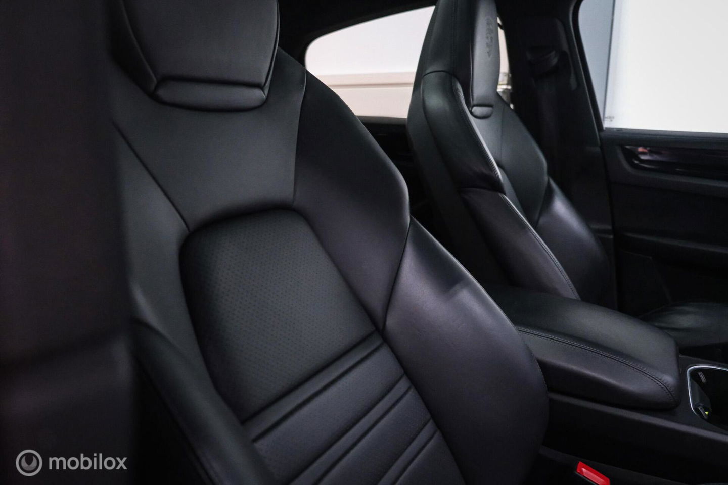 Porsche Cayenne Coupé 3.0 E-Hybrid | Karmijn Rood | Sportchrono | NL auto | Trekhaak | Adaptive | Sportstoelen | 5 zitter | Techart | GTS look | BTW a