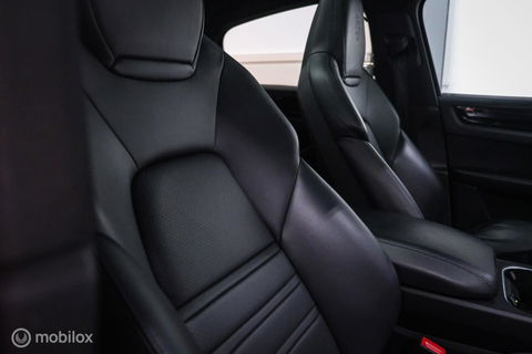 Porsche Cayenne Coupé 3.0 E-Hybrid | Karmijn Rood | Sportchrono | NL auto | Trekhaak | Adaptive | Sportstoelen | 5 zitter | Techart | GTS look | BTW a