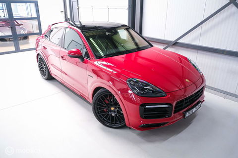 Porsche Cayenne Coupé 3.0 E-Hybrid | Karmijn Rood | Sportchrono | NL auto | Trekhaak | Adaptive | Sportstoelen | 5 zitter | Techart | GTS look | BTW a