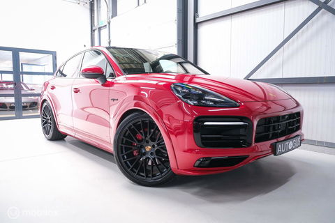 Porsche Cayenne Coupé 3.0 E-Hybrid | Karmijn Rood | Sportchrono | NL auto | Trekhaak | Adaptive | Sportstoelen | 5 zitter | Techart | GTS look | BTW a