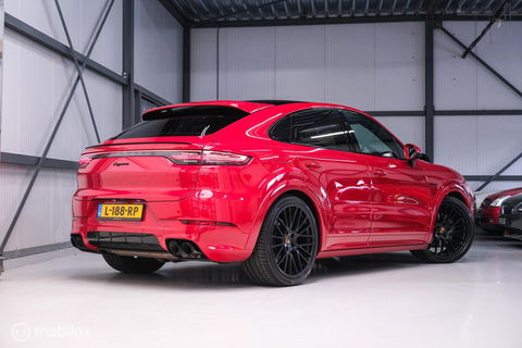 Porsche Cayenne Coupé 3.0 E-Hybrid | Karmijn Rood | Sportchrono | NL auto | Trekhaak | Adaptive | Sportstoelen | 5 zitter | Techart | GTS look | BTW a